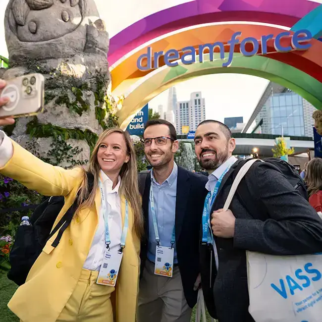 Visitors at Dreamforce taking a selfie at the entrance to Moscone Center